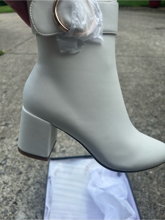 Shoes - Women’s White Ankle Boots with Side Zip - Classic Modern Style